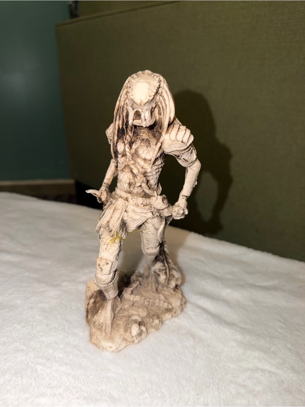 Alien Predator Resin Figurine in Aged Bone White